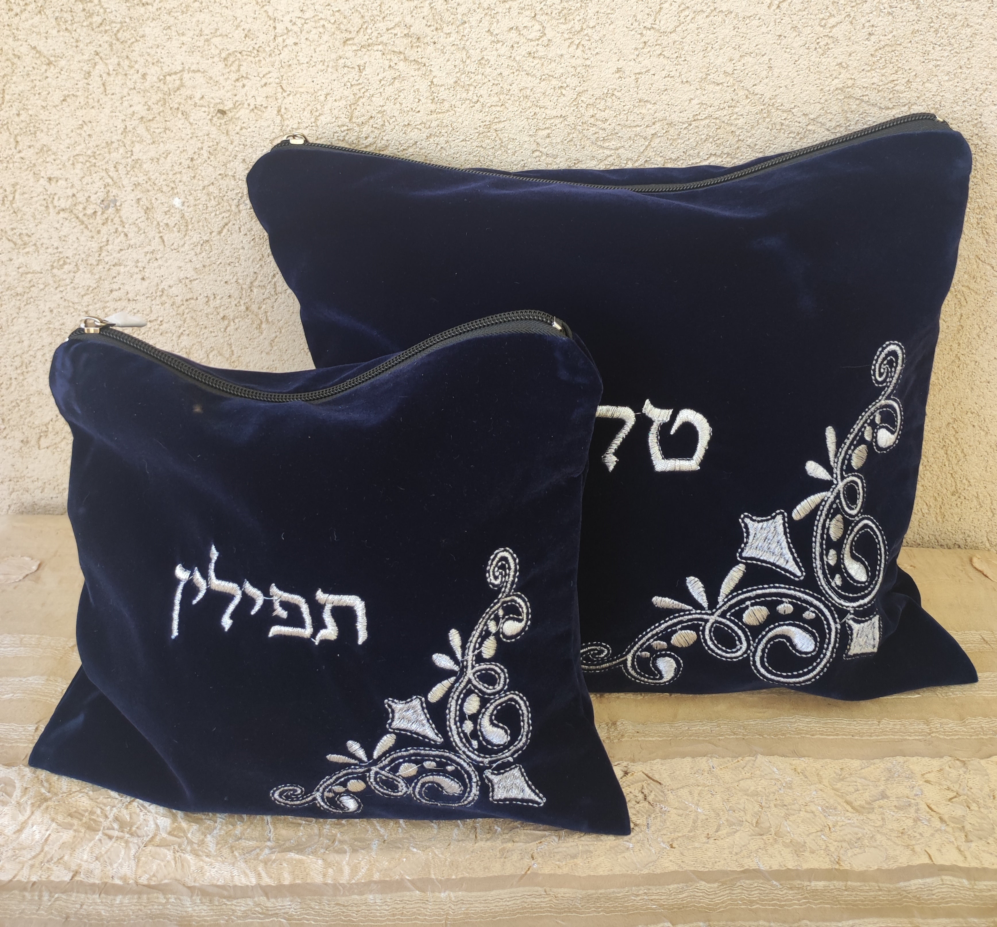 כיסוי לטלית ולתפילין מקטיפה כחול כהה עם רקמת כסף