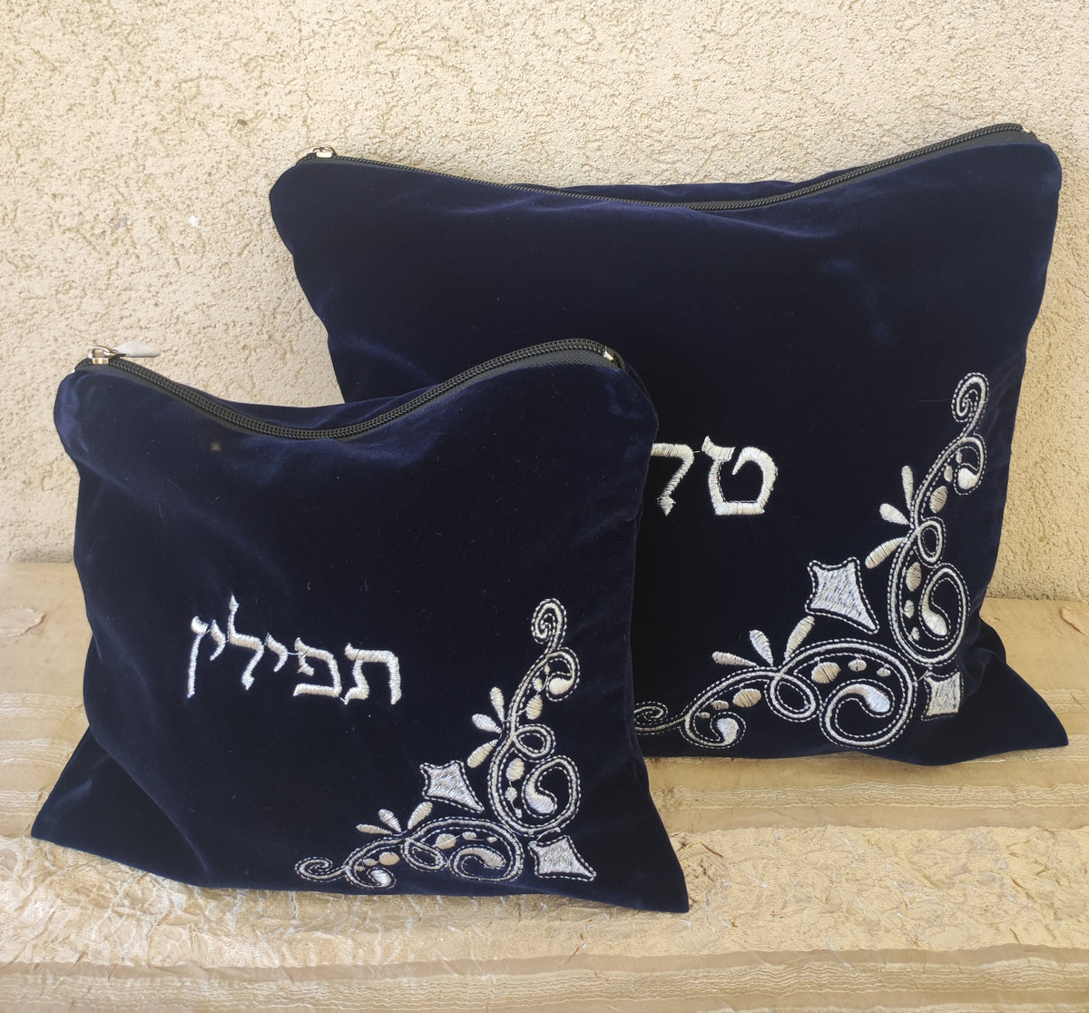 כיסוי לטלית ולתפילין מקטיפה כחול כהה עם רקמת כסף