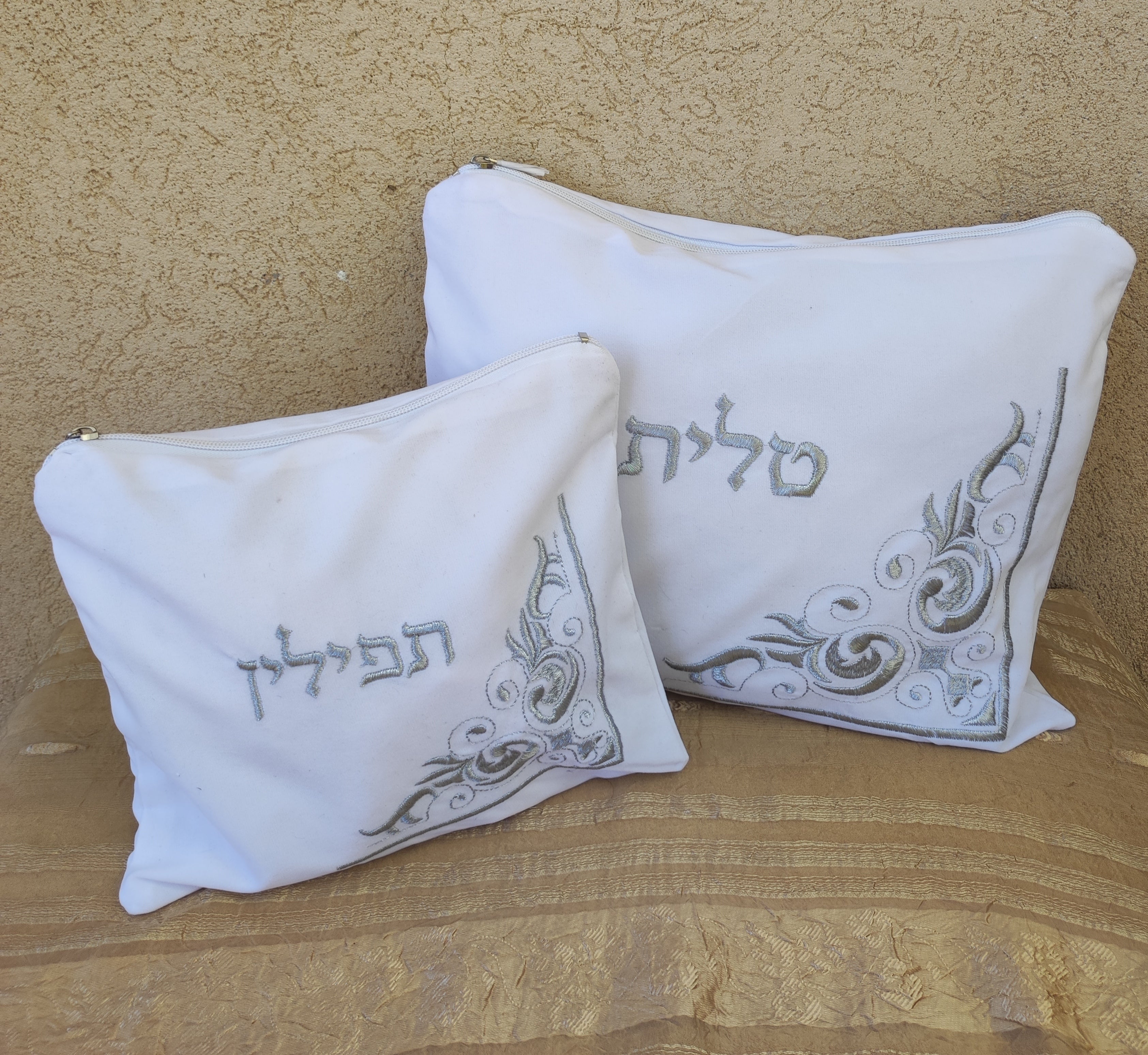 כיסוי לטלית ולתפילין מקטיפה- לבן ועיטורים בגוון כסף