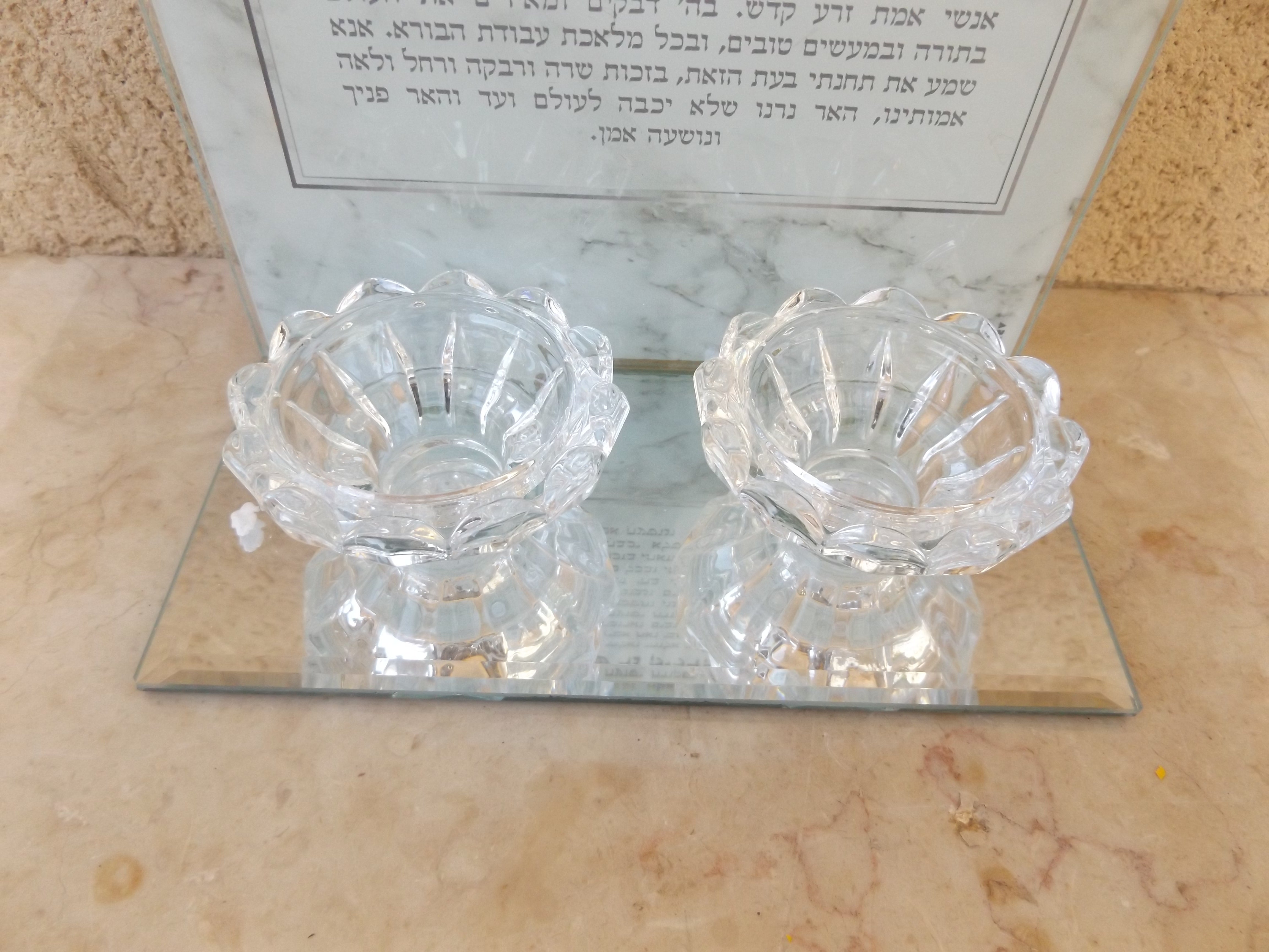 פמוטי זכוכית עם ברכת הדלקת נרות