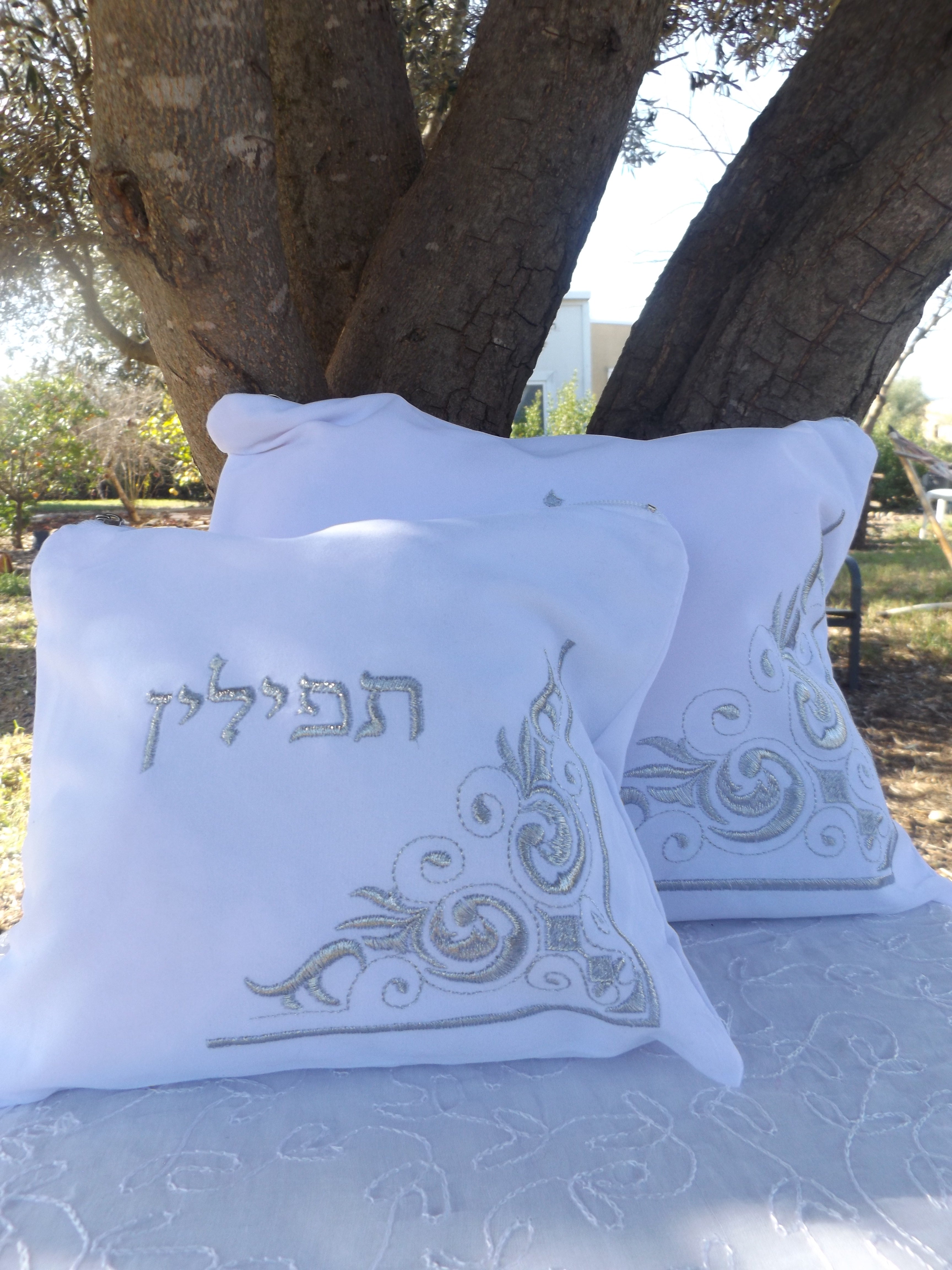 כיסוי לטלית ולתפילין מקטיפה- לבן ועיטורים בגוון כסף