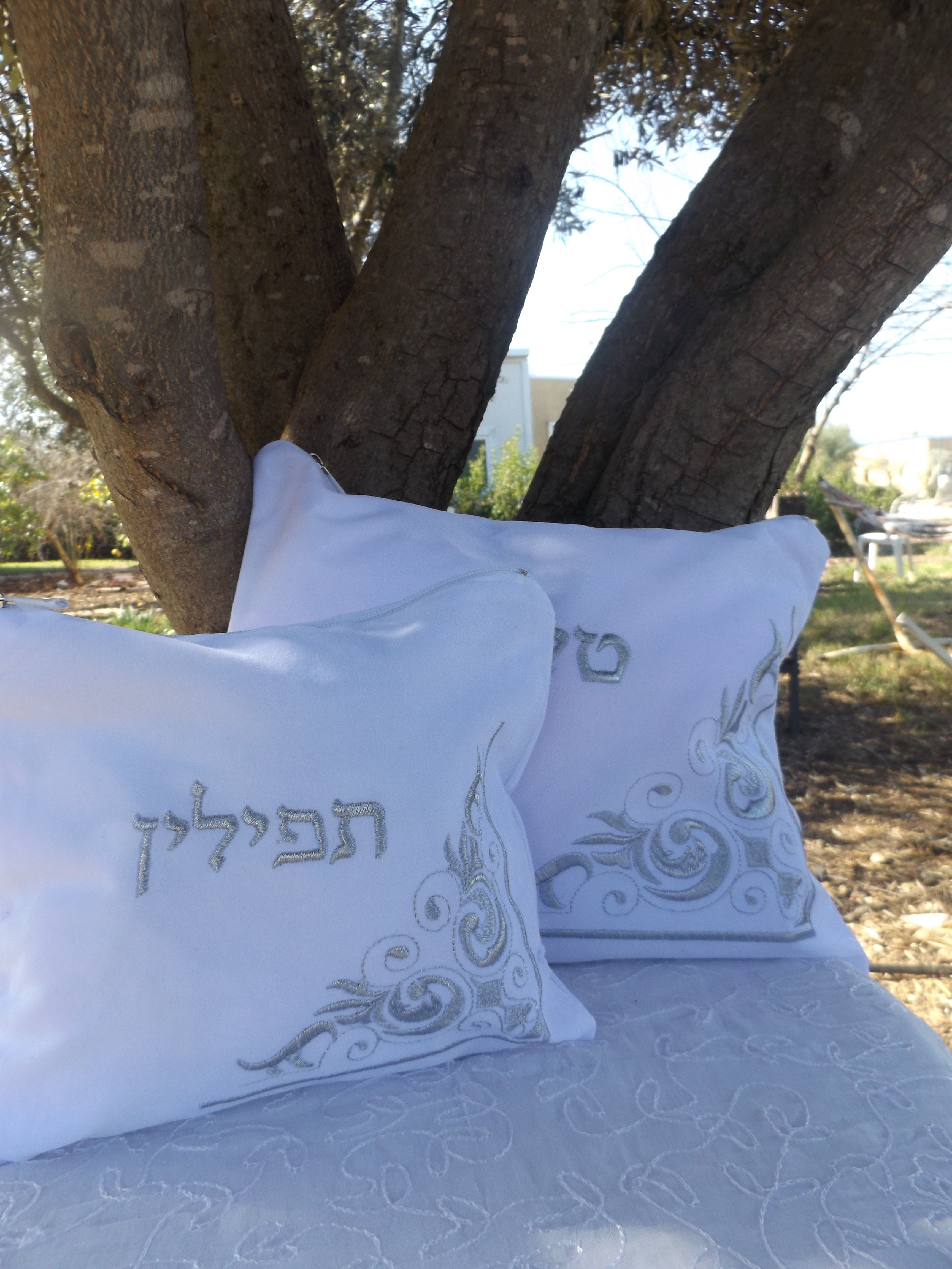 כיסוי לטלית ולתפילין מקטיפה- לבן ועיטורים בגוון כסף