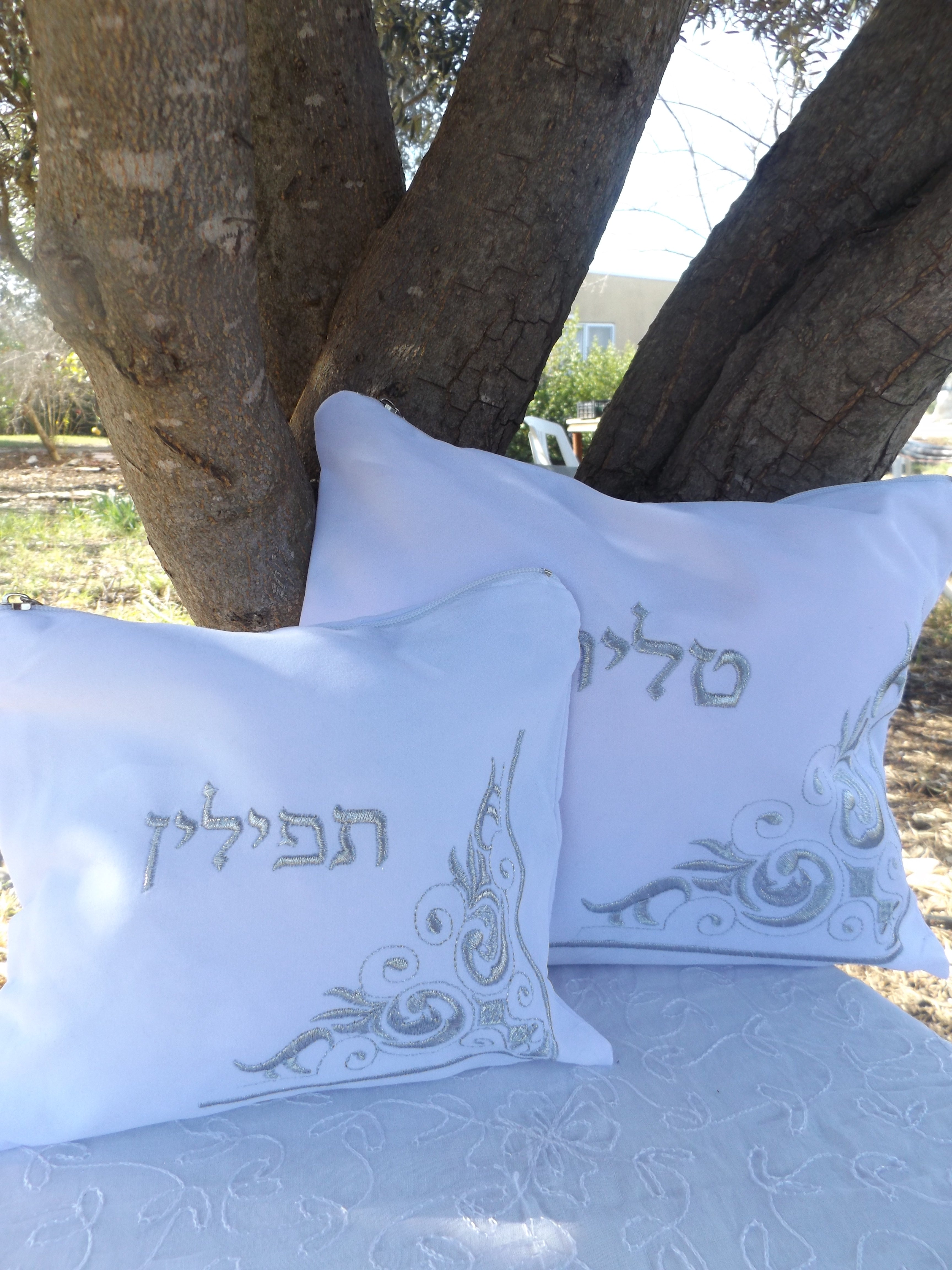 כיסוי לטלית ולתפילין מקטיפה- לבן ועיטורים בגוון כסף