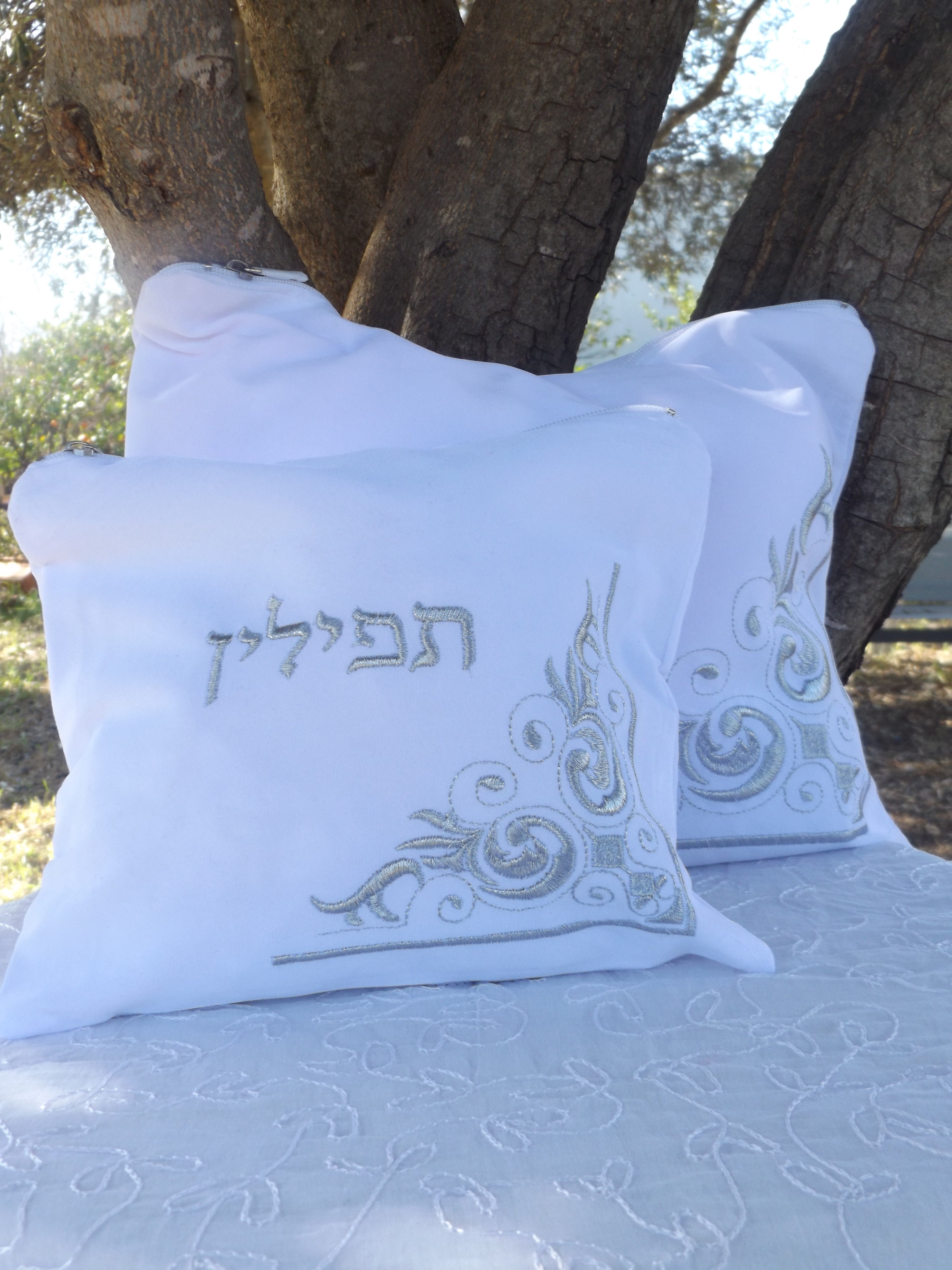 כיסוי לטלית ולתפילין מקטיפה- לבן ועיטורים בגוון כסף
