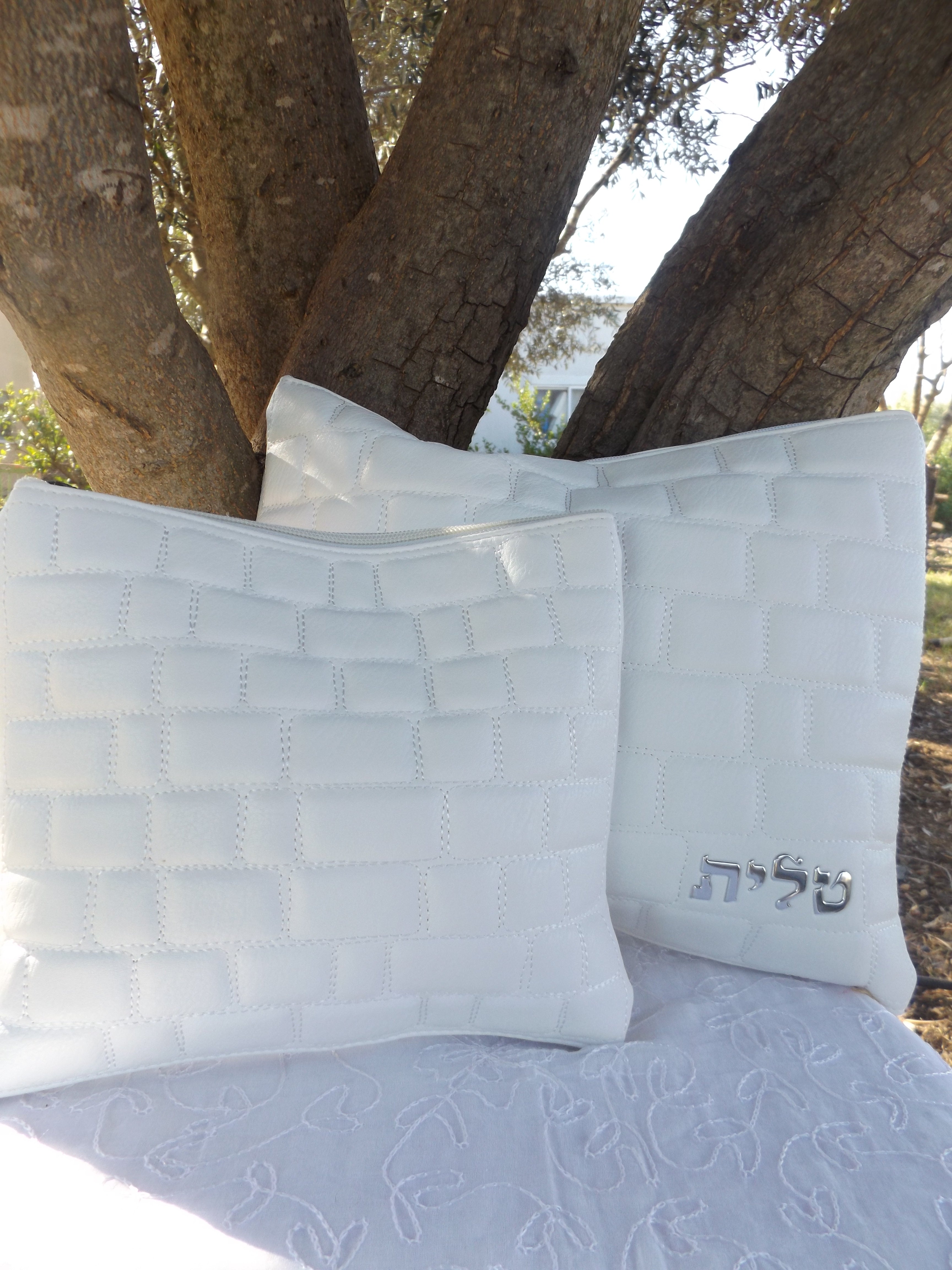 כיסוי לטלית ולתפילין דמוי עור - לבן