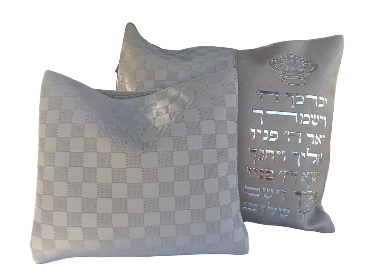 כיסוי לטלית ולתפילין דמוי עור אפור בשילוב כיתוב "יברכך" באותיות כסף