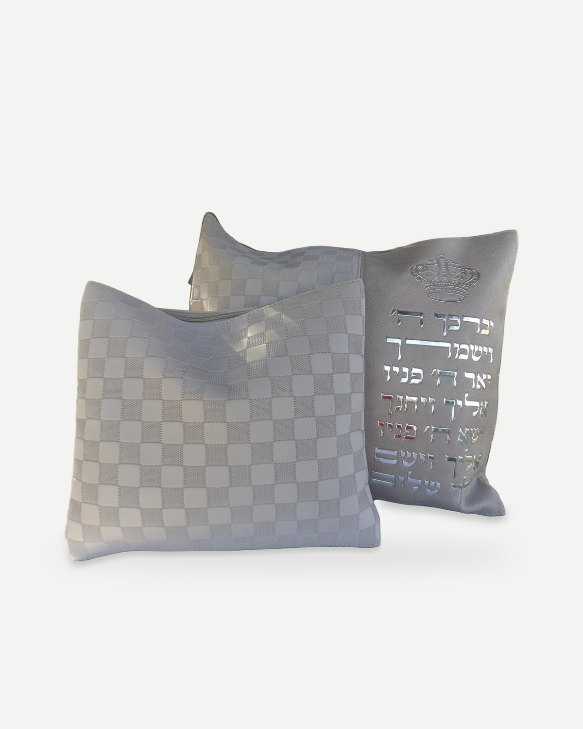 כיסוי לטלית ולתפילין דמוי עור אפור בשילוב כיתוב "יברכך" באותיות כסף