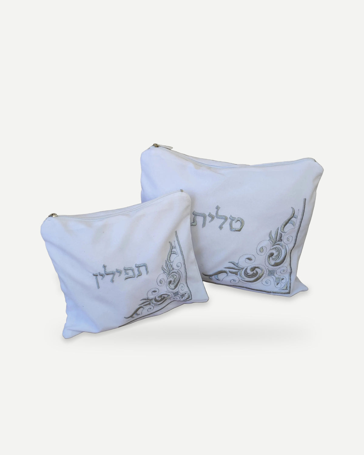 כיסוי לטלית ולתפילין מקטיפה- לבן ועיטורים בגוון כסף